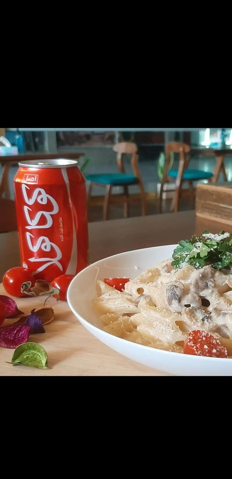 پاستا پنه خامه‌ای خوش‌طعم با قارچ، گوجه‌فرنگی و پنیر، همراه با نوشابه خنک در محیط دلنشین کافه پونه.