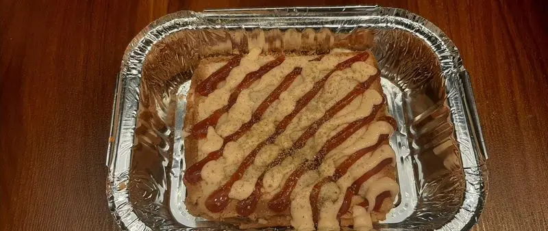 توست پنیری و خوشمزه کافه پونه، با سس فراوان مایونز و کچاپ روی نان تست، در ظرف آلومینیومی مخصوص بیرون بر آماده سرو.