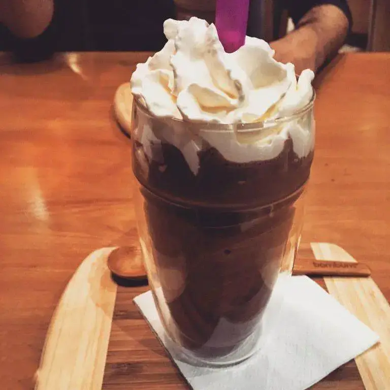 یک لیوان هات چاکلت غلیظ یا میلک شیک خوشمزه شکلاتی با خامه زده شده روی آن، بهترین انتخاب در کافه بارن برای تجربه‌ای شیرین.