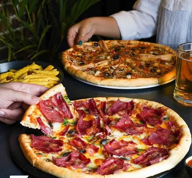 لذت دورهمی با پیتزاهای خوشمزه پیتزا سیب ۳۶۰: پیتزا سوجوک و پیتزا مرغ و قارچ، همراه سیب زمینی سرخ کرده و نوشیدنی.