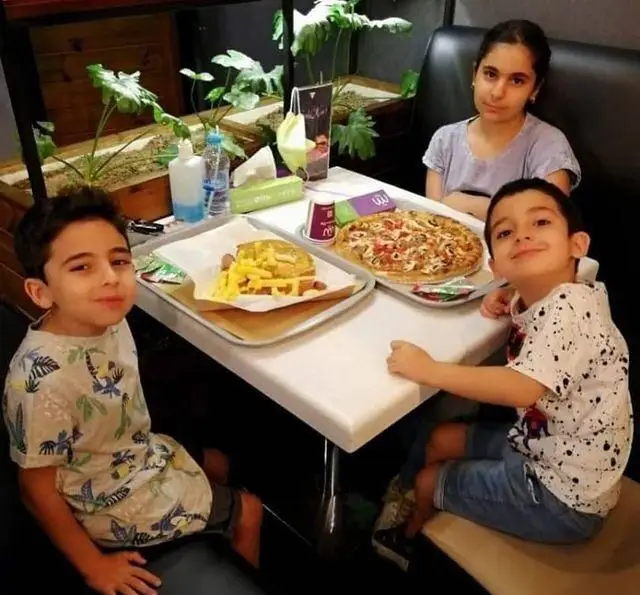 لبخند کودکان در پیتزا سیب ۳۶۰ در کنار پیتزا، همبرگر و سیب‌زمینی، بهترین گزینه برای یک وعده فست فود خانوادگی شاد.