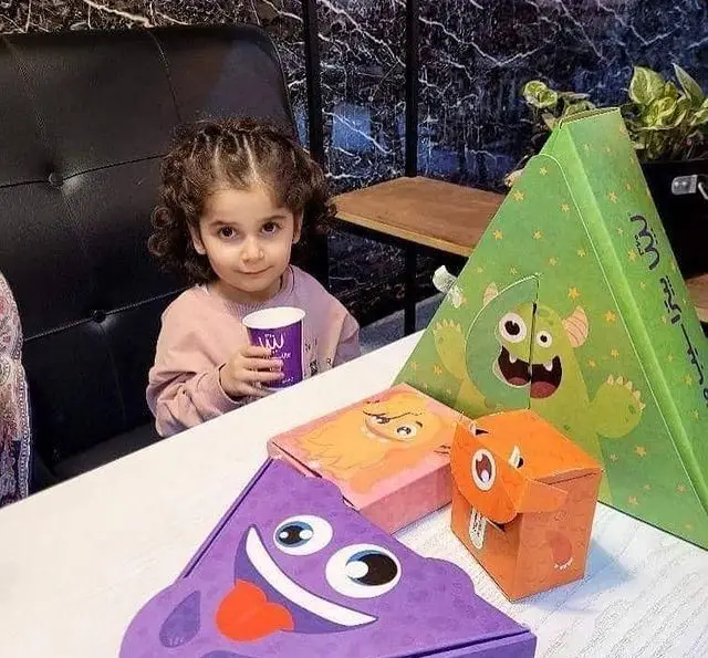 شادی کودک با بسته‌بندی‌های رنگارنگ و خلاقانه پیتزا سیب ۳۶۰، شامل جعبه‌های فانتزی پیتزا و غذای مخصوص کودکان.