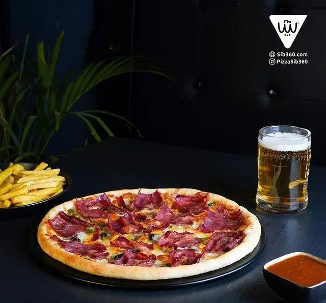 پیتزا ویژه سیب ۳۶۰ با گوشت فراوان، سیب زمینی سرخ کرده طلایی، نوشیدنی خنک و سس لذیذ در محیطی دلنشین.