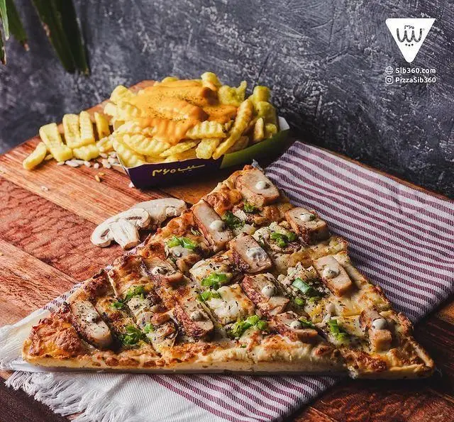 پیتزا سیب ۳۶۰: برش بزرگ پیتزا مرغ و قارچ لذیذ با پیازچه و سس مخصوص، همراه با سیب‌زمینی پنیری خوشمزه. غذایی کامل و اشتهاآور.