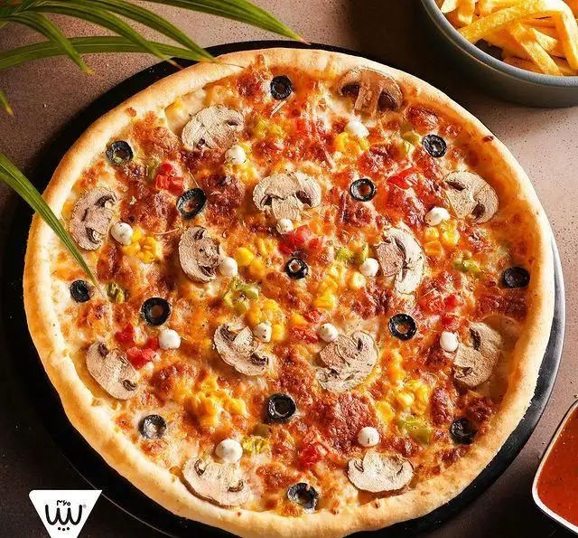 پیتزا سیب ۳۶۰، پیتزایی خوش‌رنگ و اشتهاآور با قارچ، زیتون، ذرت، فلفل دلمه‌ای رنگی و پنیر فراوان. آماده سرو در بهترین کیفیت.