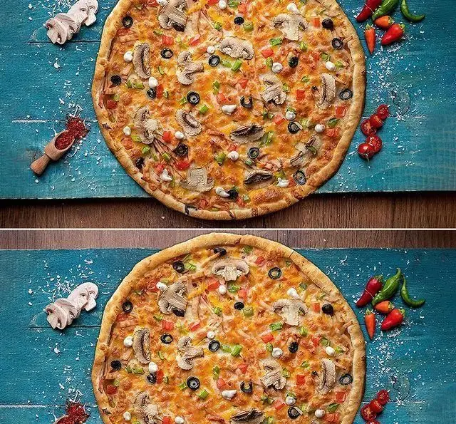 دو پیتزای خوشمزه سیب ۳۶۰ با قارچ، زیتون، فلفل دلمه‌ای و پنیر فراوان روی میز آبی، آماده سفارش و تجربه طعمی بی‌نظیر.