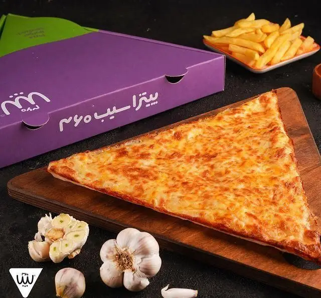 پیتزا پنیر مثلثی داغ پیتزا سیب ۳۶۰ همراه با جعبه بنفش، سیب زمینی سرخ کرده طلایی و سیر تازه.