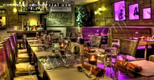 فضای داخلی لوکس و شیک رستوران دارچین، با میزهای غذاخوری چیدمان شده و دکوراسیون مدرن، محیطی دنج و آرام برای مهمانان.