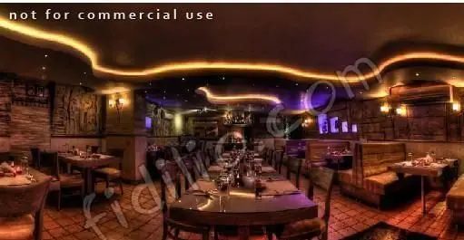 فضای داخلی رستوران دارچین، نمایی از میزهای چیدمان شده و بوفه‌های راحت با طراحی دنج و نورپردازی زیبا برای تجربه غذایی دلنشین