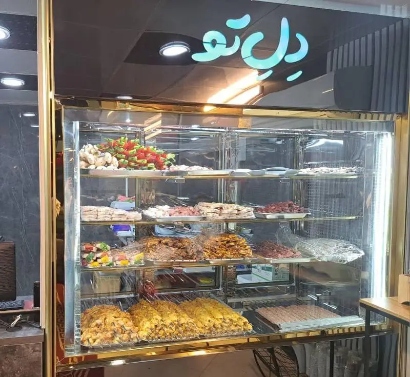 ویترین جذاب جگر سرای دل تو با چیدمان هنرمندانه انواع کباب جگر، دل، قلوه، جوجه و میکس؛ مکانی عالی برای تجربه طعم اصیل.