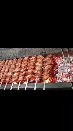 کباب شدن سیخ‌های فراوان جگر و گوشت تازه و لذیذ روی منقل پرحرارت زغالی در محیط دلنشین جگر سرای دل تو.