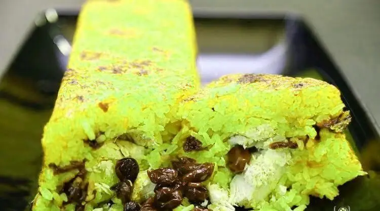 عکس ته چین مرغ و زرشک زعفرانی، غذای لذیذ و محبوب رستوران ایرانی شاهو، با طعمی اصیل و رنگی دلنشین برای مشتریان