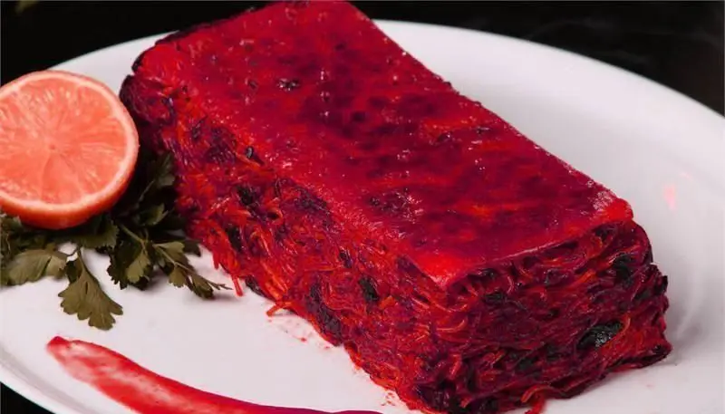 غذای ویژه و مدرن از رستوران ایرانی شاهو: لازانیای ابتکاری با چغندر قرمز، سس خاص، گریپ‌فروت و سبزیجات تازه. طعمی به‌یادماندنی.