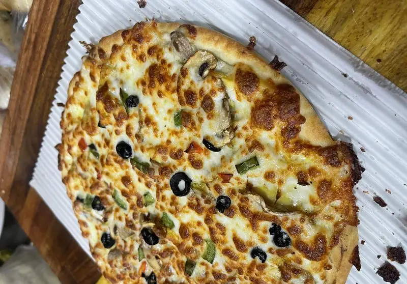 پیتزای قارچ و زیتون مستر پیتزا با پنیر فراوان، فلفل دلمه ای و کراست طلایی. بهترین طعم پیتزا را سفارش دهید!