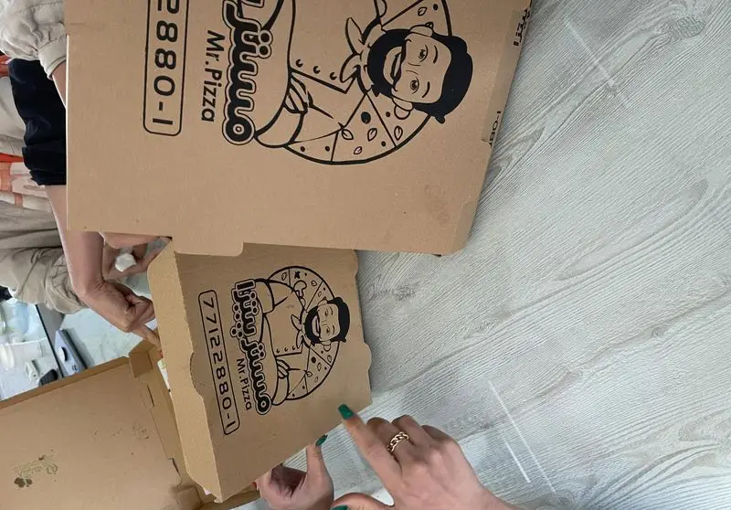 دو جعبه پیتزای مستر پیتزا با لوگوی سرآشپز و شماره 77122880-1. بهترین انتخاب برای سفارش و لذت بردن از پیتزاهای تازه و لذیذ.