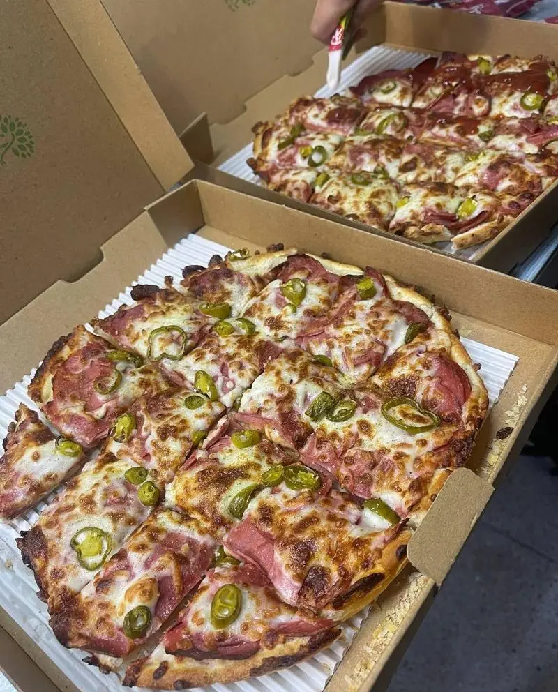 پیتزاهای داغ و تازه مستر پیتزا با ترکیب عالی از پنیر، کالباس گوشت و فلفل هالوپینو تند، در جعبه‌های کرافت آماده برای تحویل.