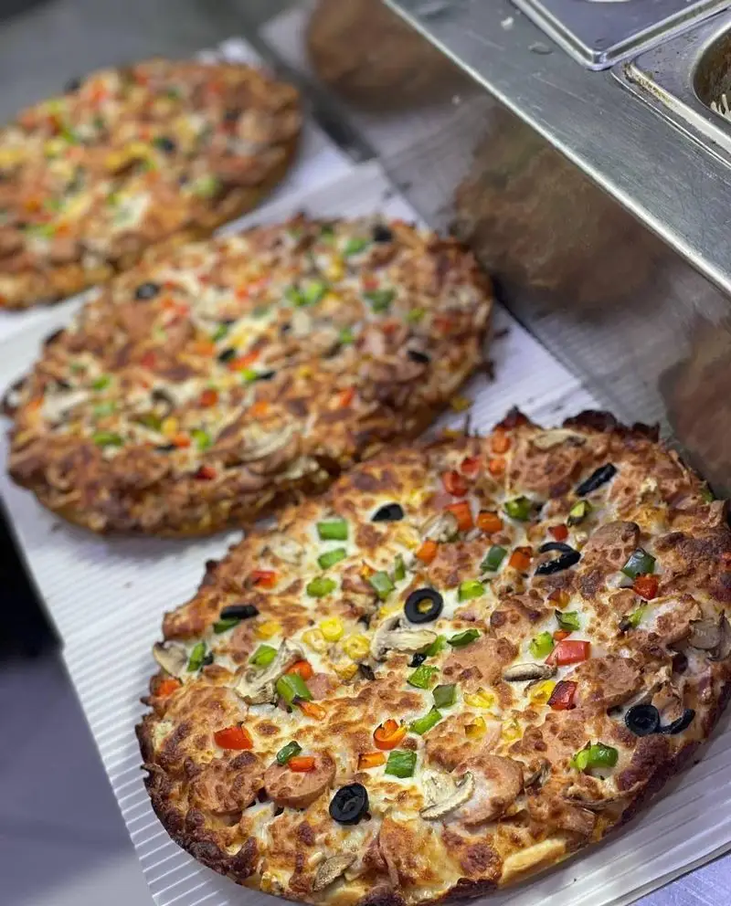 سه پیتزای خوشمزه و تازه‌پخت مستر پیتزا با پنیر برشته، فلفل دلمه‌ای رنگی، سوسیس، قارچ، ذرت و زیتون سیاه. بهترین انتخاب برای شما.