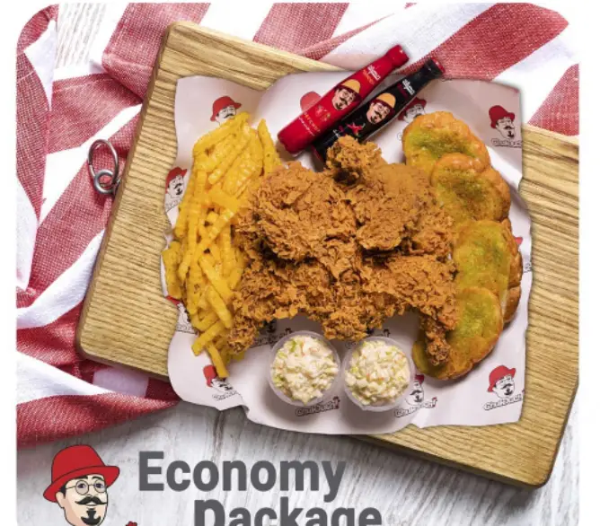 پک اقتصادی چاکوچ شامل مرغ سوخاری، سیب‌زمینی سرخ کرده، نان سیر، سالاد کلم و سس مخصوص. غذای خوشمزه و کامل.