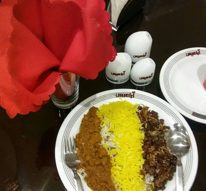 غذای خوشرنگ و لذیذ رستوران آراميس شامل پلو زعفرانی، برنج سفید و دو نوع خورش ایرانی در محیطی دلپذیر. تجربه‌ای اصیل از طعم‌های بی نظیر.