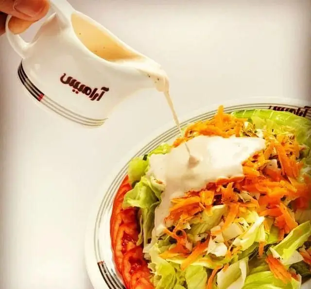 تجربه طعم بی‌نظیر سالاد تازه و سالم رستوران آراميس با سس دست‌ساز و مخصوص، انتخابی ایده‌آل برای غذای شما.