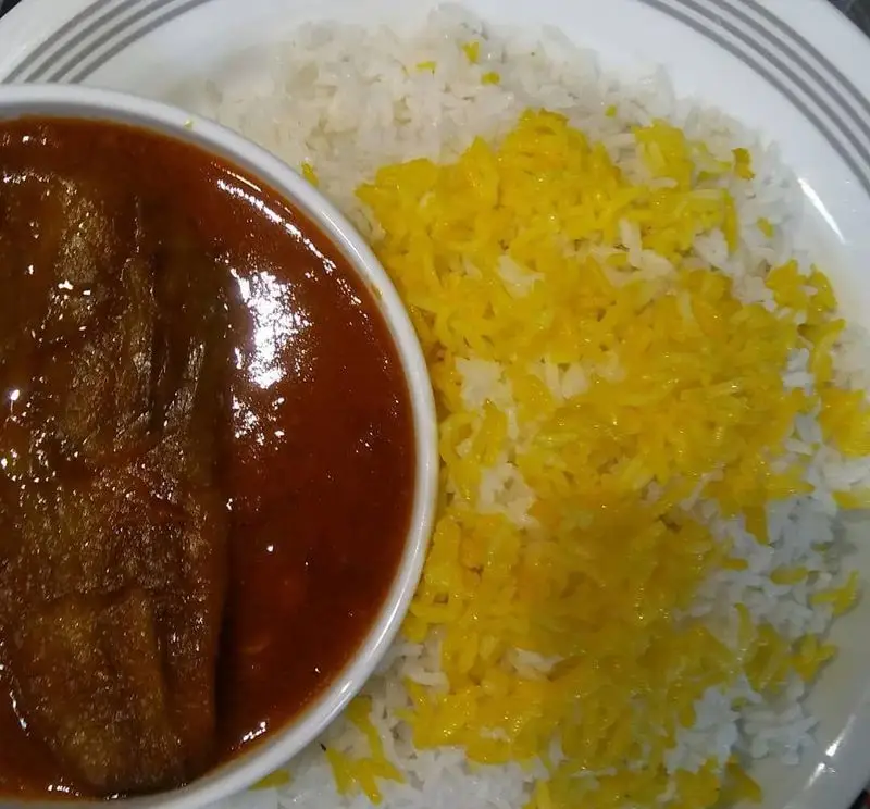 غذای اصیل ایرانی: خورش بادمجان با پلو زعفرانی و برنج سفید از رستوران آراميس. یک تجربه خوشمزه از غذاهای ایرانی.
