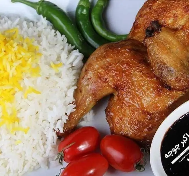 اکبر جوجه لذیذ با چلو زعفرانی و مخلفات در باغ رستوران سنتی گل یخ. بهترین غذای ایرانی برای تجربه طعم اصیل در فضایی دلنشین.