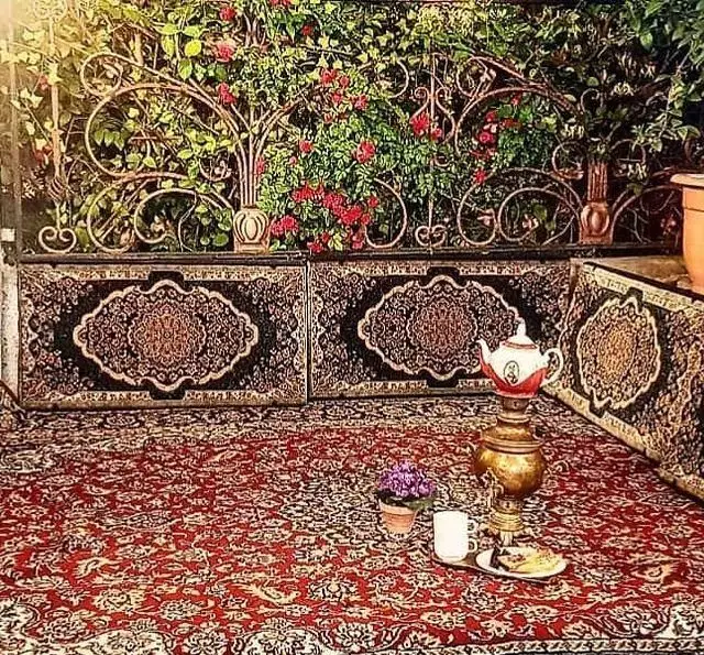 باغ رستوران سنتی گل یخ: دکوراسیون اصیل ایرانی با فرش قرمز، سماور، چای، کوسن‌های سنتی و گل‌های زیبا. محیطی آرامش‌بخش و دلپذیر.