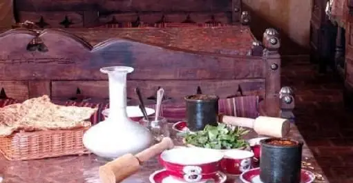 چیدمان زیبای میز صبحانه یا ناهار سنتی ایرانی در فضای دلنشین رستوران ترمه، شامل نان تازه، سبزی خوردن، دوغ و ظروف سنتی.