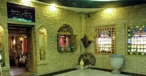 فضای داخلی گرم و سنتی رستوران ترمه با دیوارهای آجری، پنجره‌های رنگی و دکوراسیون اصیل ایرانی، تجربه‌ای دلپذیر.