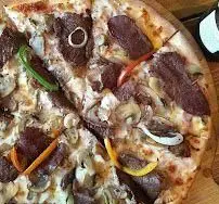 پیتزا خوشمزه رست بیف و قارچ فست فود هلنا با فلفل دلمه رنگی، انتخابی عالی برای دوستداران پیتزا گوشت و سبزیجات.