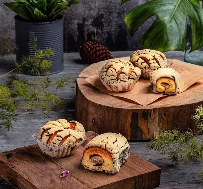 انواع نان‌های شیرین خاص قنادی اصل تبریز با رویه طرح‌دار و مغزهای لذیذ، آماده سفارش برای پذیرایی و صبحانه دلپذیر.