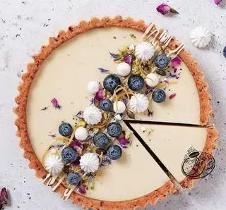 تارت دسر بلوبری و مرنگ مدرن با فیلینگ کرم، تزئین گلبرگ، از قنادی اصل تبریز؛ بهترین انتخاب برای شیرینی و کیک.