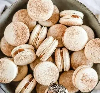 ماکارون های خوشمزه کاراملی و دارچینی قنادی اصل تبریز، بهترین شیرینی برای جشن ها و دورهمی ها در تبریز