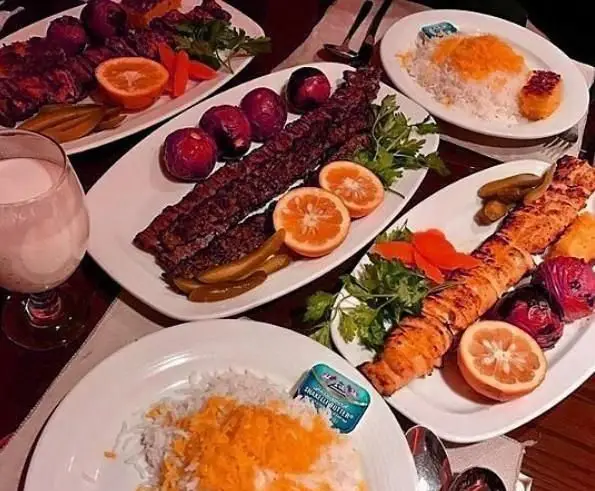 میز شام رستوران کبابی علیرضا رضایی با انواع کباب کوبیده، جوجه کباب، برنج زعفرانی، مخلفات و نوشیدنی دوغ. تجربه غذای اصیل ایرانی.