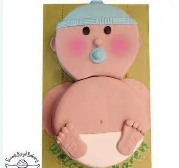 کیک بیبی شاور یا تولد نوزاد پسر با طراحی فوندانت و جزئیات کلاه آبی، پستانک و لپ های صورتی از قنادی فرشته شیرین.