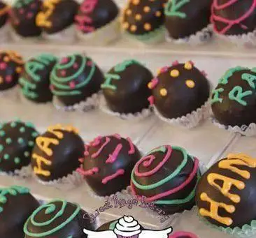 کیک پاپ‌های شکلاتی دست‌ساز قنادی فرشته شیرین با تزئینات رنگی، طرح‌های متنوع و پیام‌های شاد، انتخابی عالی برای جشن‌ها و سفارش.