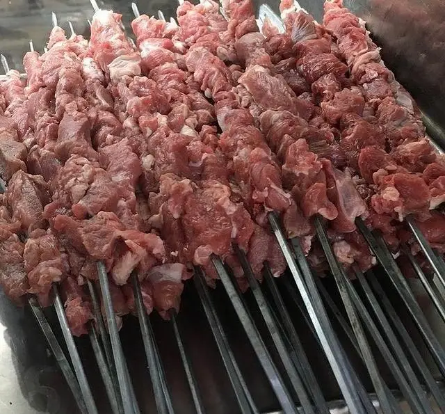 تعداد زیادی سیخ کباب گوشت قرمز تازه و باکیفیت آماده برای پخت در جگرکی بابا شمل، متخصص کباب و جگر تازه