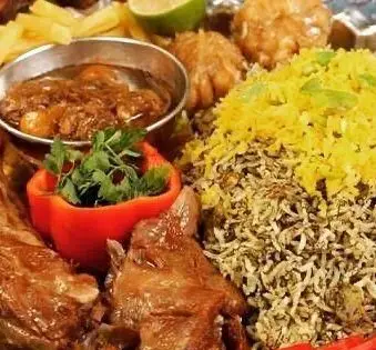 غذای فاخر ایرانی شامل باقالی پلو با ماهیچه، خورش قیمه و زرشک پلو در رستوران ایرانی مجلل شهرری برای تجربه‌ای بی‌نظیر.