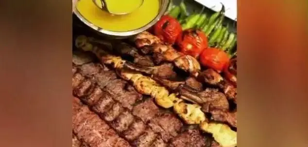 سینی کباب کامل و مجلل رستوران ایرانی مجلل شهرری: کوبیده، جوجه کباب و گوجه کبابی؛ طعم بی‌نظیر غذای اصیل ایرانی.
