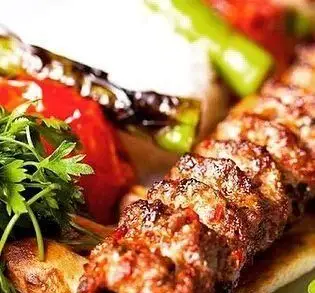 تصویری از کباب کوبیده ممتاز در رستوران مجلل ایرانی شهرری، بهترین طعم غذای سنتی و اصیل ایرانی در جنوب تهران.