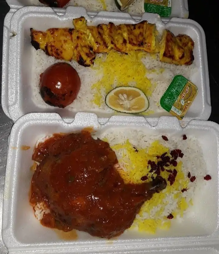 غذای خوشمزه رستوران نارنج شامل جوجه کباب با پلو زعفرانی، گوجه کبابی و مرغ مجلسی با زرشک پلو، مناسب بیرون بر و سفارش آنلاین