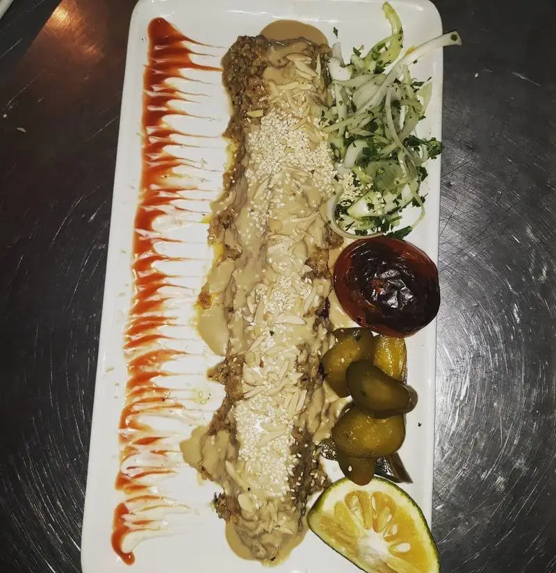 غذای خاورمیانه‌ای رستوران نارنج: کوفته با سس طحینه، مغز بادام و کنجد. همراه پیاز، سبزیجات تازه، گوجه کبابی و ترشی. لذت طعم اصیل.