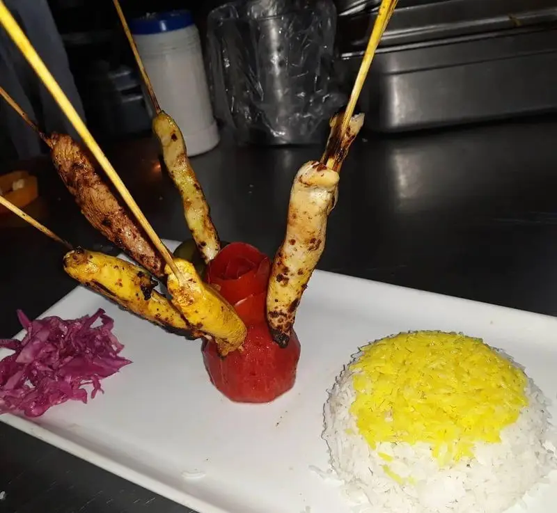 کباب جوجه و کوبیده تازه و خوش پخت در رستوران نارنج، سرو شده با برنج زعفرانی معطر و مخلفات. لذت غذای ایرانی با کیفیت بالا.