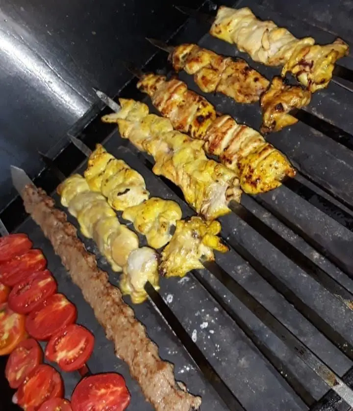 لذت طعم اصیل کباب جوجه و کوبیده رستوران نارنج همراه با گوجه کبابی، آماده سرو. تجربه یک غذای ایرانی خوشمزه.