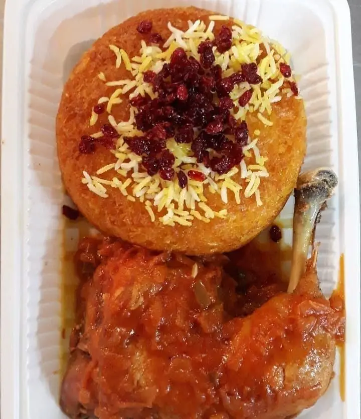 تچین مرغ مجلسی رستوران نارنج، غذای سنتی ایرانی با ته دیگ زعفرانی طلایی، زرشک و برنج خوش طعم و مرغ خورشتی.