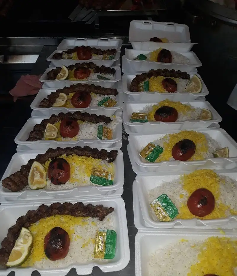 سفارش‌های بیرون‌بر رستوران نارنج: کباب کوبیده لذیذ با برنج زعفرانی، گوجه کبابی و لیمو تازه. بهترین غذای ایرانی برای شما.