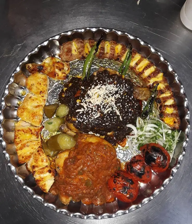 سینی میکس مجلل رستوران نارنج شامل انواع کباب، جوجه، خورشت فسنجان و مرغ، گوجه کبابی و ترشی؛ غذای سنتی ایرانی.