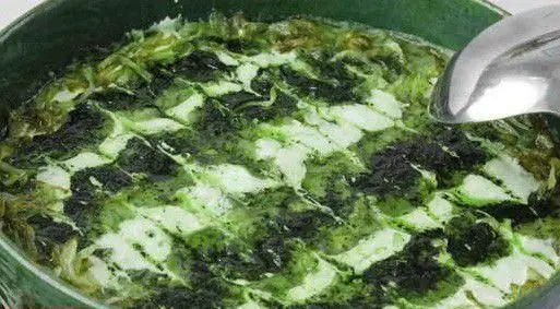 خورش سنتی و خوشمزه آشپزخانه فرنام، غذایی از سبزیجات تازه با طرح‌های خاص سفید و سبز در ظرف، آماده سرو.