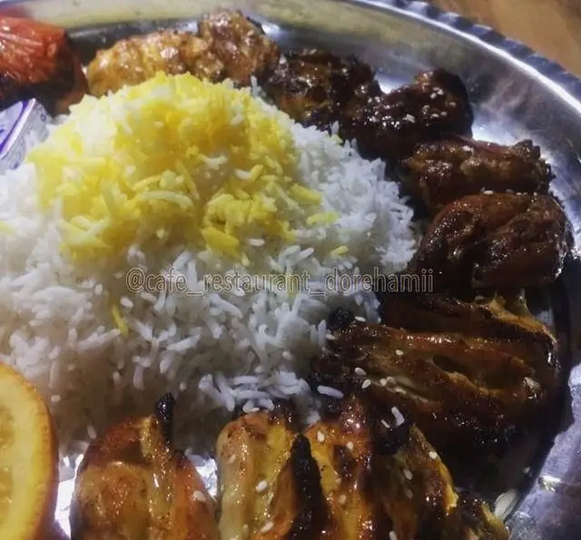 تصویری اشتها آور از چلو جوجه کباب و میکس کباب‌های مخصوص کافه رستوران دورهمی امامزاده حسن با برنج زعفرانی خوش عطر.