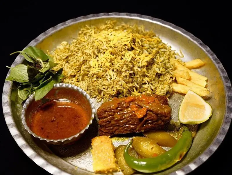 بشقاب لذیذ از کافه رستوران دورهمی امامزاده حسن: سبزی پلو با گوشت، ته دیگ ترد، سس مخصوص، سبزی تازه، ترشی و سیب زمینی سرخ کرده.